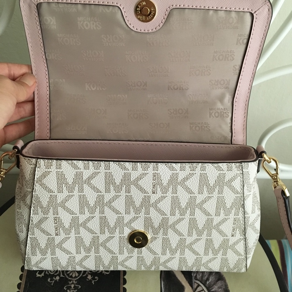 ***SOLD***NEW Michael Kors Crossbody Bag - Picture 6 of 8